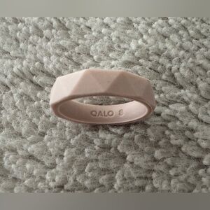 Qalo silicone ring - women’s size 8, pastel pink